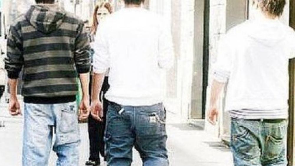 28042016 giovani di spalle