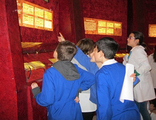 28052013 BAMBINI AMMIRANO GLI AVORI MEDIEVALI