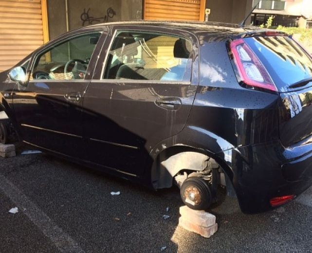 28052015 auto ruote rubate