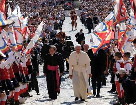 28052015 papa francesco sbandieratori