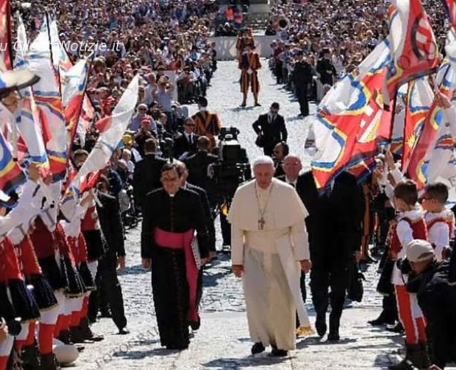 28052015 papa francesco sbandieratori
