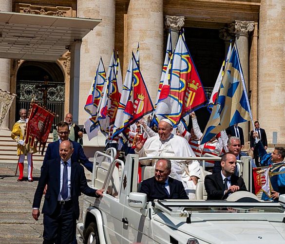 28052023 sbandieratori cavensi ricevuti da papa francesco