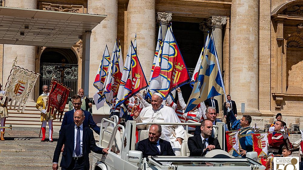 28052023 sbandieratori cavensi ricevuti da papa francesco