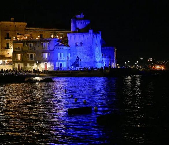 28062024 torre perrotti illuminata di blu