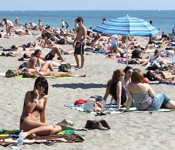 28082016 spiaggia affollata