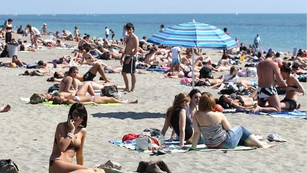 28082016 spiaggia affollata
