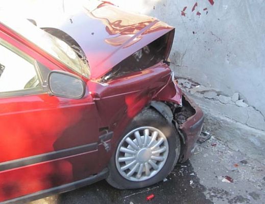 28112013 auto contro muro