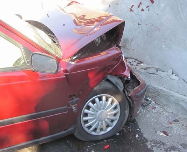 28112013 auto contro muro 28112013 auto contro muro