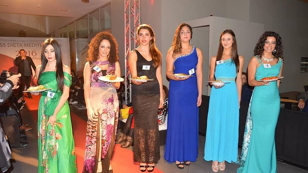 28112016 miss con i piatti della dieta mediterranea