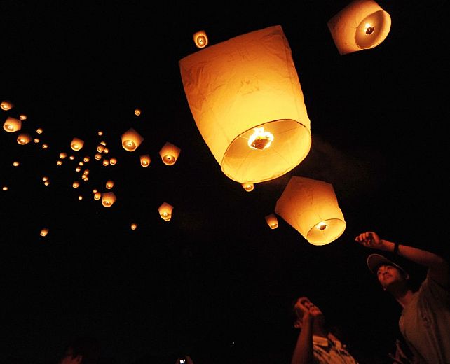 28122015 lanterne cinesi volanti