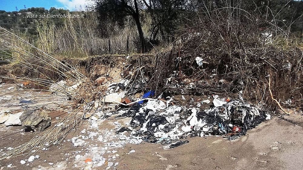 29032018 rifiuti dopo mareggiata