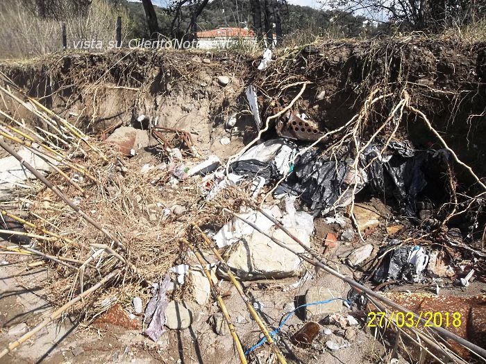 rifiuti usciti dopo mareggiata