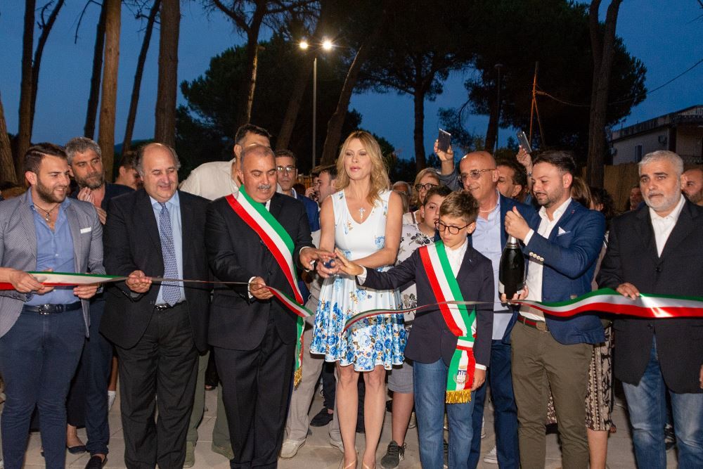 taglio nastro con anna falchi