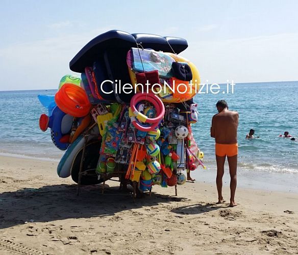 29072017 venditori abusivi spiagge