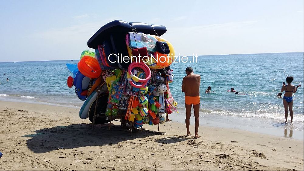 29072017 venditori abusivi spiagge