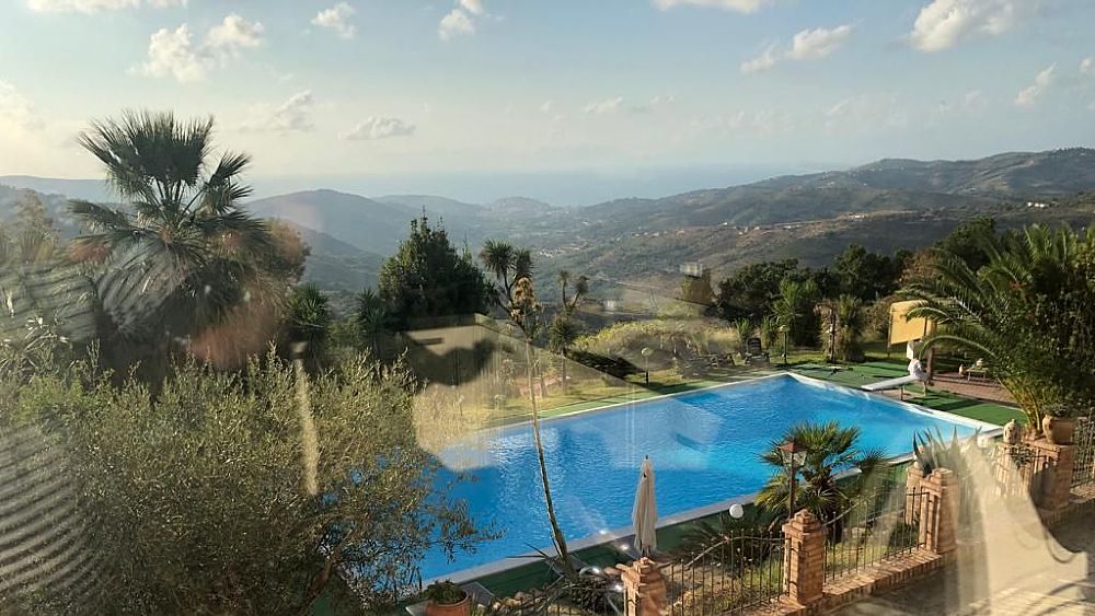 29082021 poolside art laureana