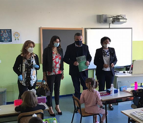 29092020 Alfieri dona la Costituzione agli studenti