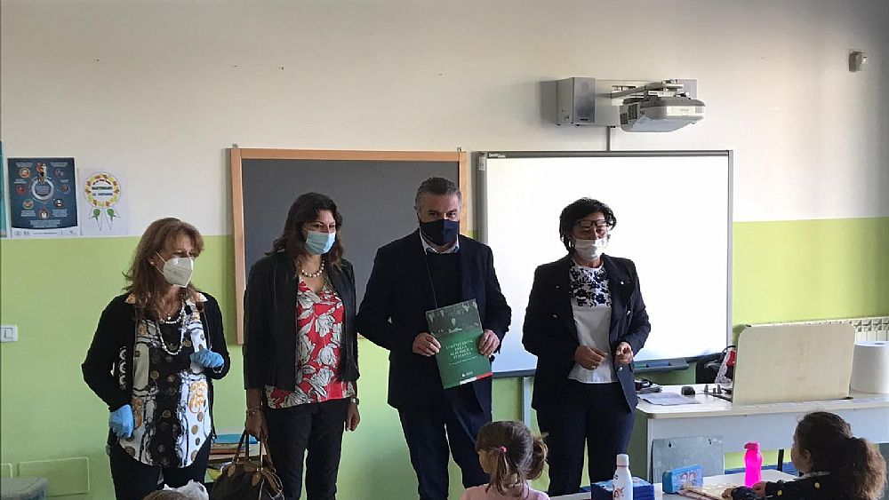 29092020 Alfieri dona la Costituzione agli studenti