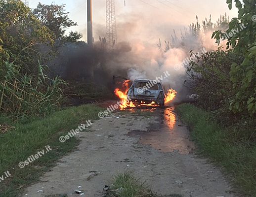 30092015 auto incendiata