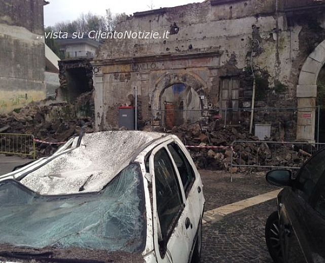 30112013 crollo palazzo baronissi