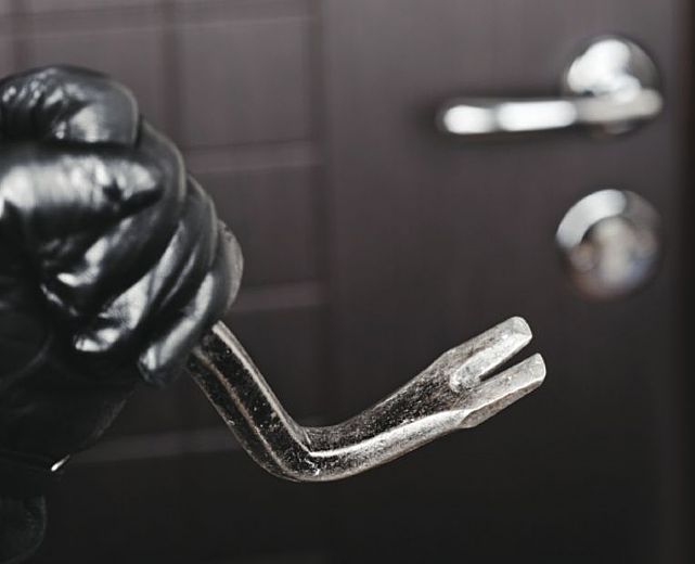 30112014 ladri furti topi appartamento