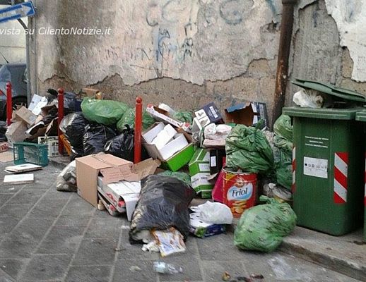 30112015 rifiuti per strada