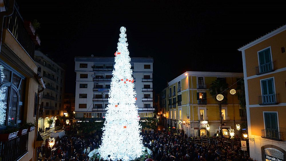 30112017 grande Albero di Natale in piazza a Salerno