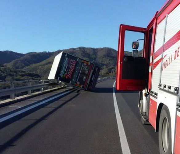 30122019 camion ribaltato vento