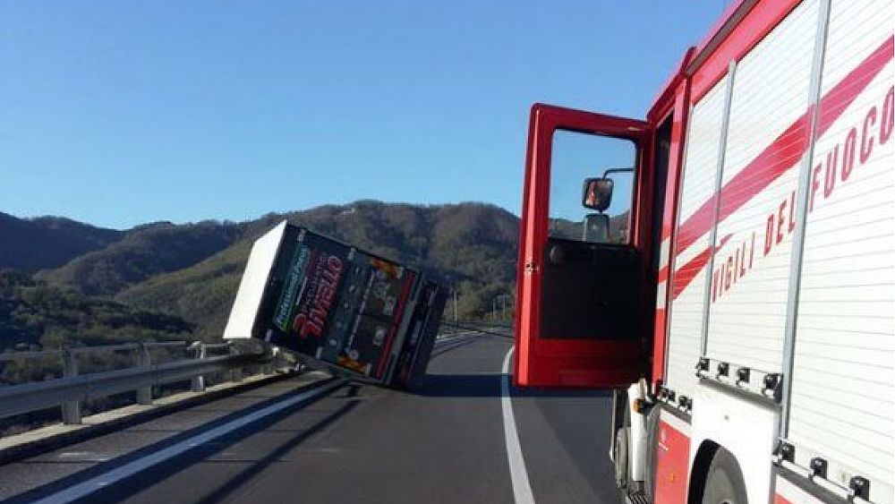 30122019 camion ribaltato vento