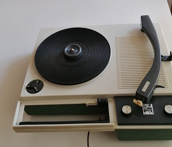 Tonino-Luppino foto - 31032021 antico giradischi