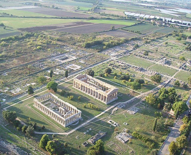 31072013 PAESTUM AREA ARCHEOLOGICA DALLALTO