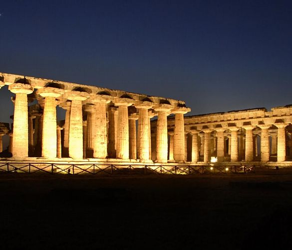 31082016 tempio nettuno paestum di notte