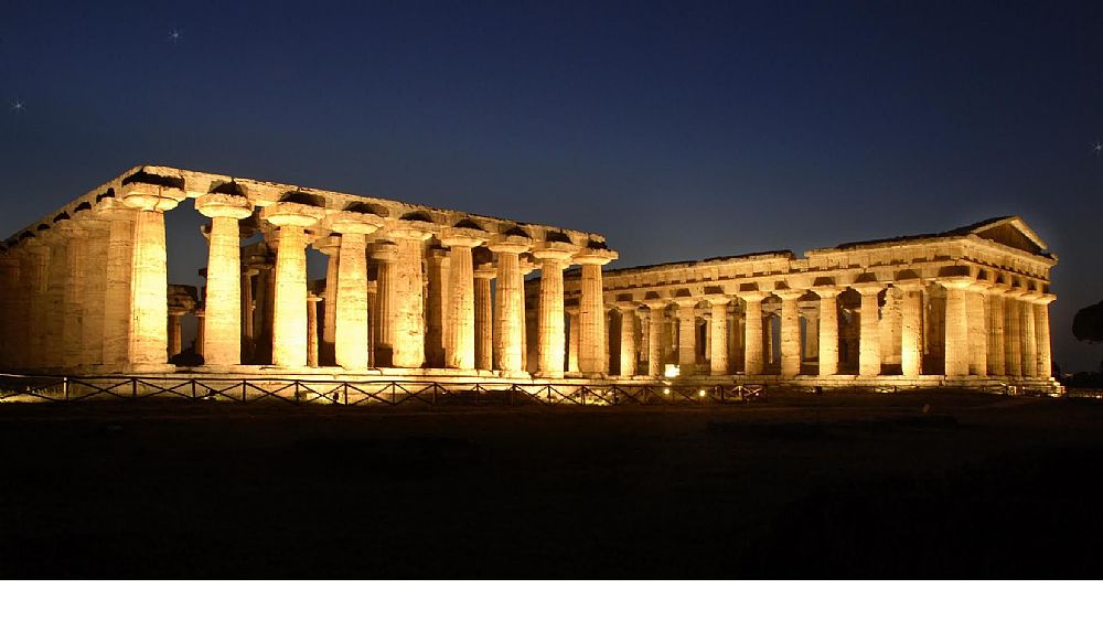 31082016 tempio nettuno paestum di notte
