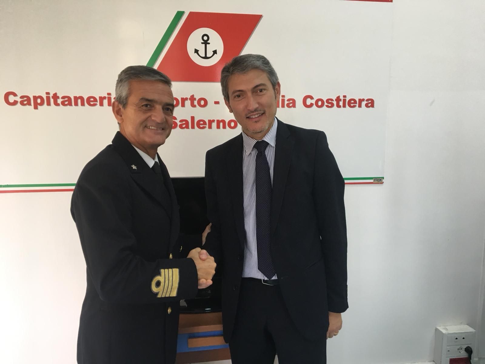 accordo firma e stretta di mano