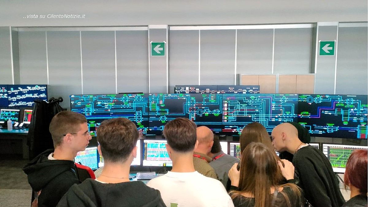 31102023 studenti isis caruso in sala operativa rfi 31102023 studenti isis caruso in sala operativa rfi
