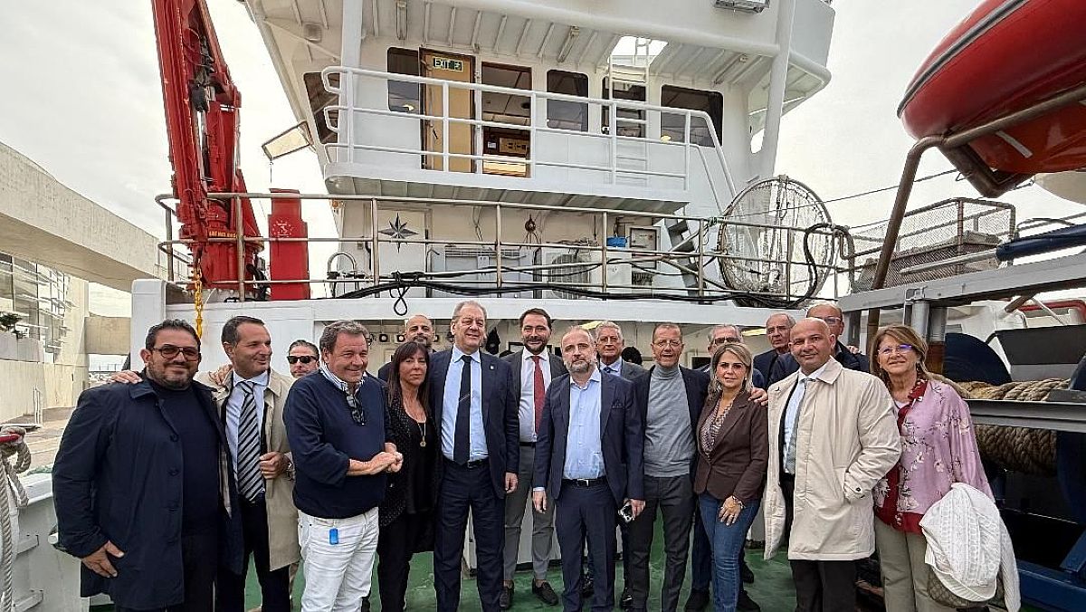 31102025 foto incontro a salerno del sottosegretario la pietra coi pescatori di cetara 31102025 foto incontro a salerno del sottosegretario la pietra coi pescatori di cetara