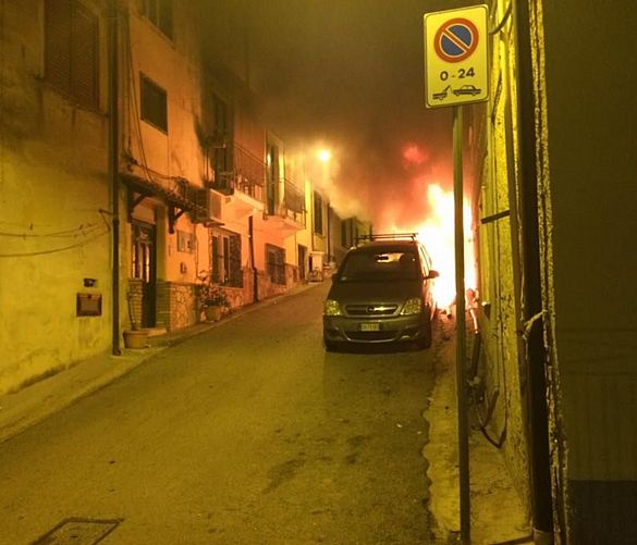Antonio-Vuolo foto - 31122016 incendio auto castellabate