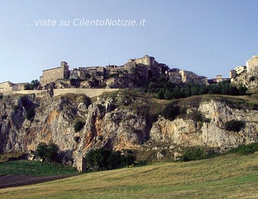 Caggiano panorama verde e castello