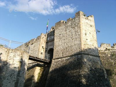 Spettacoli-eventi foto - Castello di Agropoli dal basso.jpg