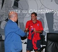 Francesco Sica consegna la maglia della Gelbison al sindaco di Vallo Antonio Aloia