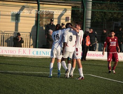 Nicola-Salati foto - Gelbison abbraccio giocatori