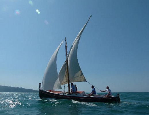 Gloria Tibi Trinitas vela latina