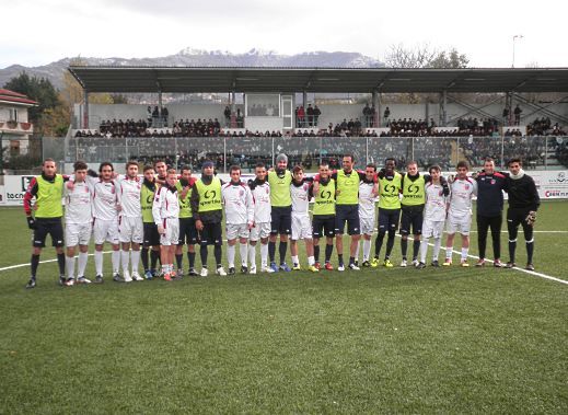 Sport foto - Prima della partita foto insieme tra Gelbiosn e rappresentativa studenti.JPG