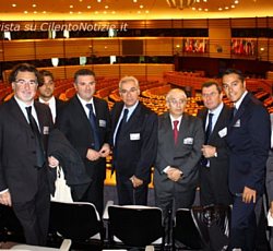 Sala del Parlamento europeo a Bruxelles foto di gruppo amministrazione Alfieri