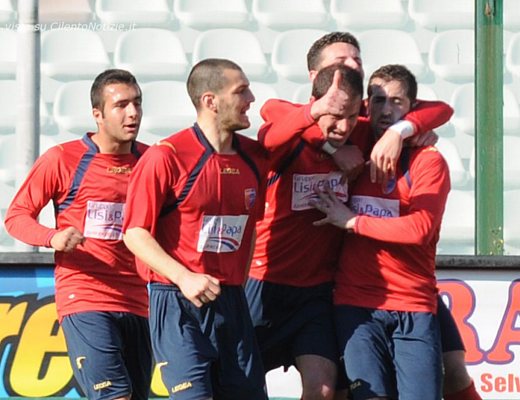 Nicola-Salati foto - Sica abbracciato dai compagni dopo un gol