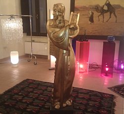 Suonatrice di arpa per Teggiano Antiquaria