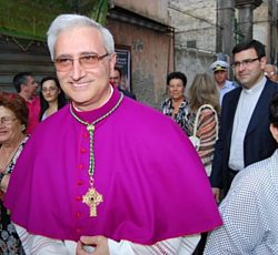 Vescovo Ciro Miniero tra la gente