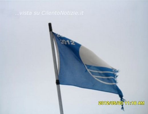 bandiera blu di acciaroli rovinata bandiera blu di acciaroli rovinata