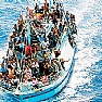 Attualita foto - barcone profughi verso l italia