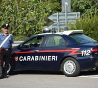 carabiniere con auto e paletta
